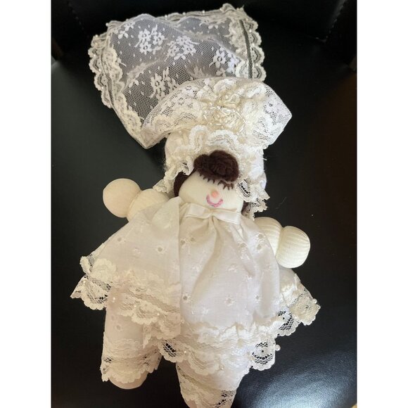 Vtg Handmade Little Girl Wedding Dress Doll With Long Lace Train And Pearl Beads - Picture 4 of 10